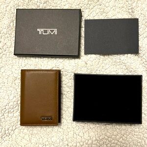 New Tumi Brown Men Leather Wallet / Gusseted Card Case / Card Holder with Box